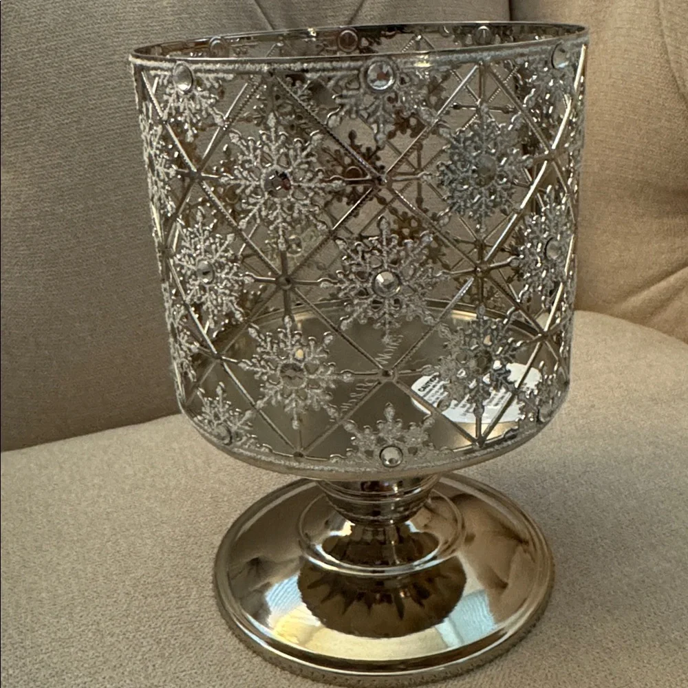 NWT Bath & Body Works Snowflake Full Size Candle Holder w/full size Used Candle